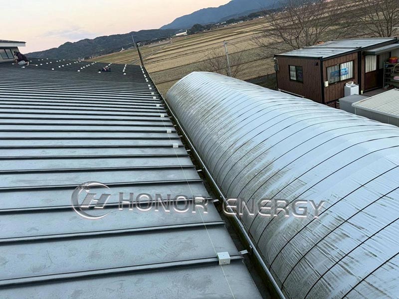 มีการติดตั้งแคลมป์หลังคาโลหะตะเข็บแบบยืนและพร้อมใช้งาน